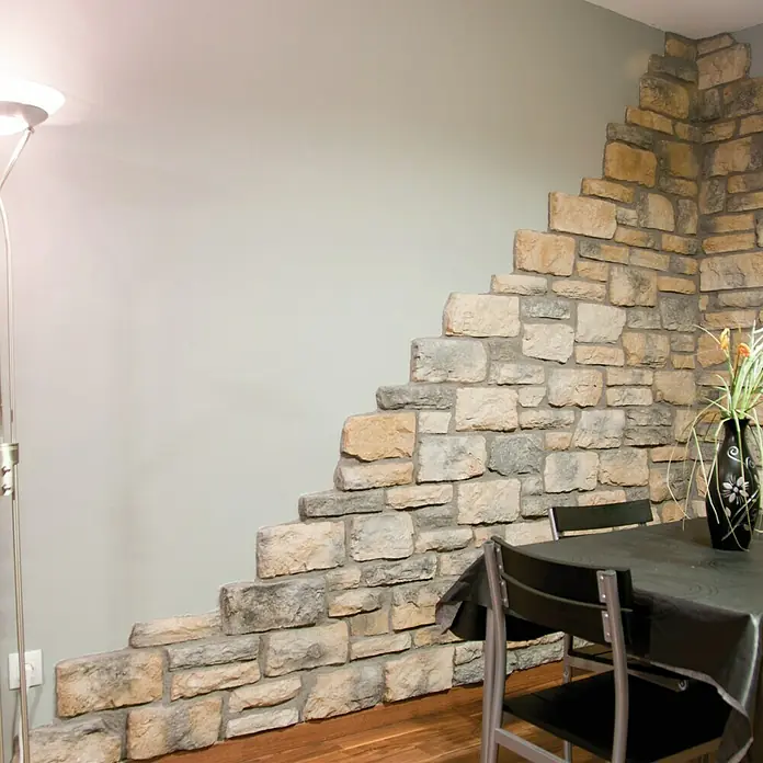 Revestimiento de piedra Silleria Plomo - Gris, Cantidad total: 4 pzs. - Una pared con un llamativo diseño de piedra que combina un toque rústico y moderno en una habitación con mesa de comedor.