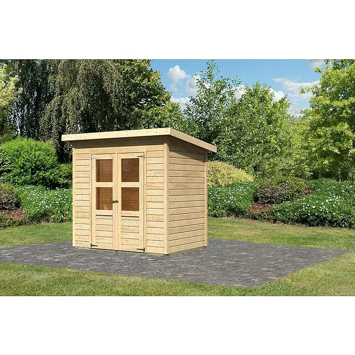Karibu Gartenhaus Merseburg 3 - Außenmaß inkl. Dachüberstand (B x T): 240 x 175 cm, Holz, Natur, Ohne Seitendach - Modernes Gartenhaus aus hellem Holz mit Doppeltür und Flachdach vor grünem Hintergrund.