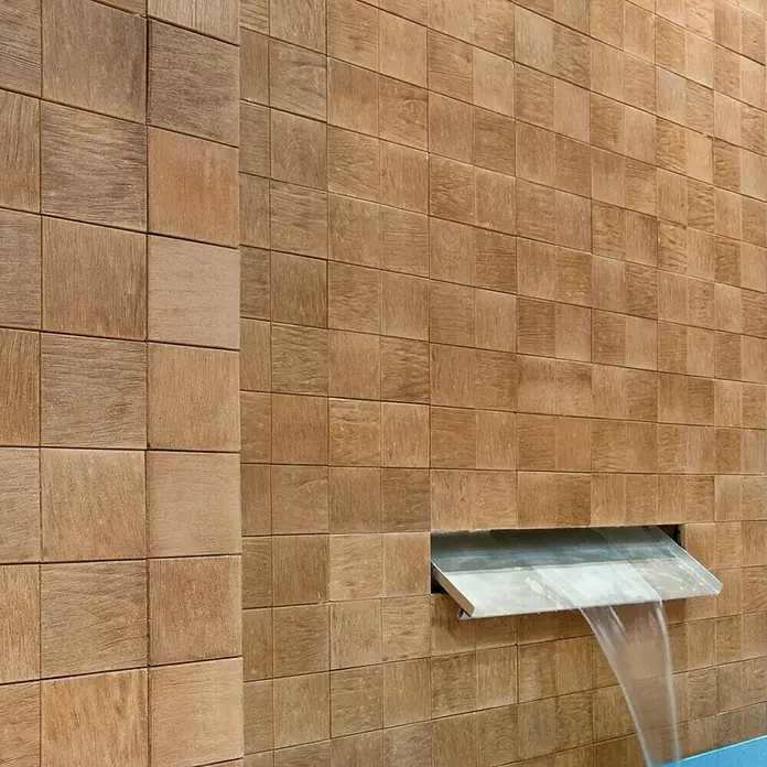 Revestimiento de piedra Teka - Cantidad total: 4 pzs. - Fuente de pared con elementos cuadrados de madera por donde fluye el agua. La fuente es un atractivo para cualquier jardín.