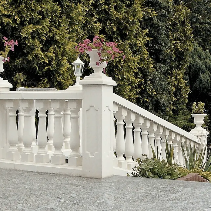 Pasamano Roma - Hormigón - La elegante balaustrada blanca con jarrones y flores crea un ambiente con estilo, perfecto para jardines y exteriores.