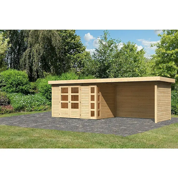 Karibu Gartenhaus Kerko 4 - Außenmaß inkl. Dachüberstand (B x T): 609 x 238 cm, Holz, Natur, Mit Seitendach, Rück- und Seitenwand - Eine moderne Holzgartenlaube mit großen Fenstern und einer offenen Seite steht auf einem gepflasterten Bereich im Garten.