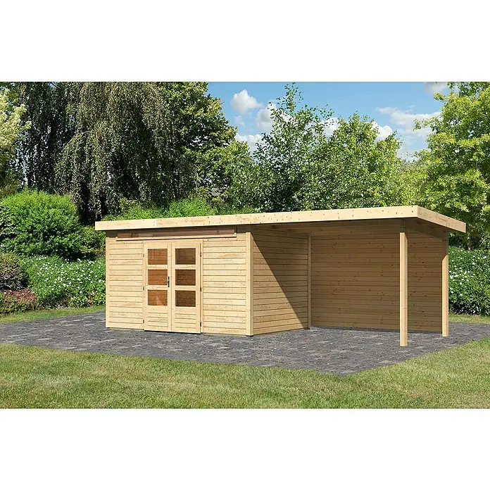 Karibu Gartenhaus Kandern 7 - Außenmaß inkl. Dachüberstand (B x T): 702 x 273 cm, Holz, Natur, Mit Seitendach und Rückwand - Ein helles Holzgartenhaus mit überdachtem Bereich und Doppeltüren steht auf einem gepflasterten Untergrund.