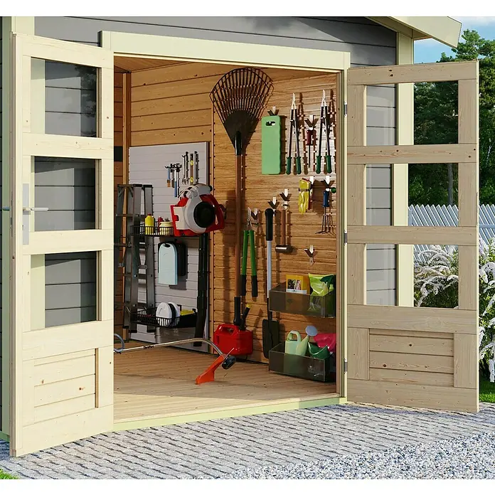 Karibu Gartenhaus Theres - Außenmaß inkl. Dachüberstand (B x T): 947 x 348 cm, Holz, Terragrau - Offene Holztür zu einem Gartenschuppen mit Werkzeugen und Gartengeräten an den Wänden. Praktische Aufbewahrungslösung für den Außenbereich.
