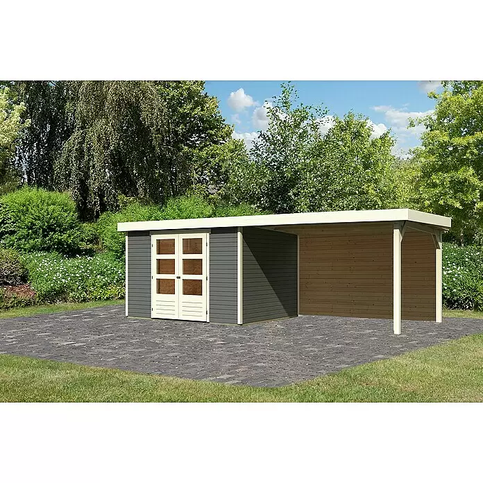 Karibu Gartenhaus Askola 5 - Außenmaß inkl. Dachüberstand (B x T): 591,5 x 262 cm, Holz, Terragrau, Mit Seitendach und Rückwand - Grauer Geräteschuppen mit cremefarbenen Türen und integriertem Holz-Carport auf gepflasterter Terrasse.