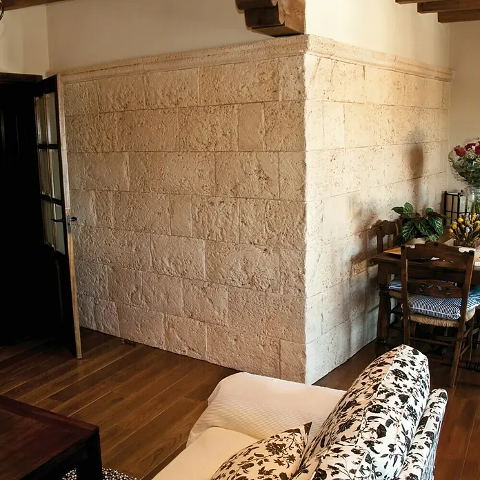 Revestimiento de piedra Coral Piedra - Coral - Interior con un elemento de pared de piedra decorativa que añade un toque rústico y elegante.