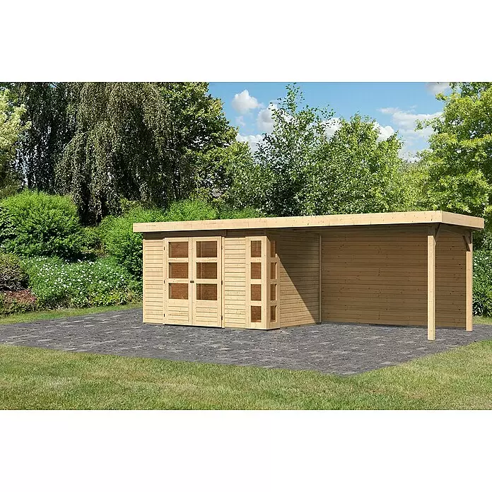 Karibu Gartenhaus Kerko 4 - Außenmaß inkl. Dachüberstand (B x T): 609 x 238 cm, Holz, Natur, Mit Seitendach und Rückwand - Holzgartenhaus mit angebautem offenem Unterstand auf dunklem Pflaster.