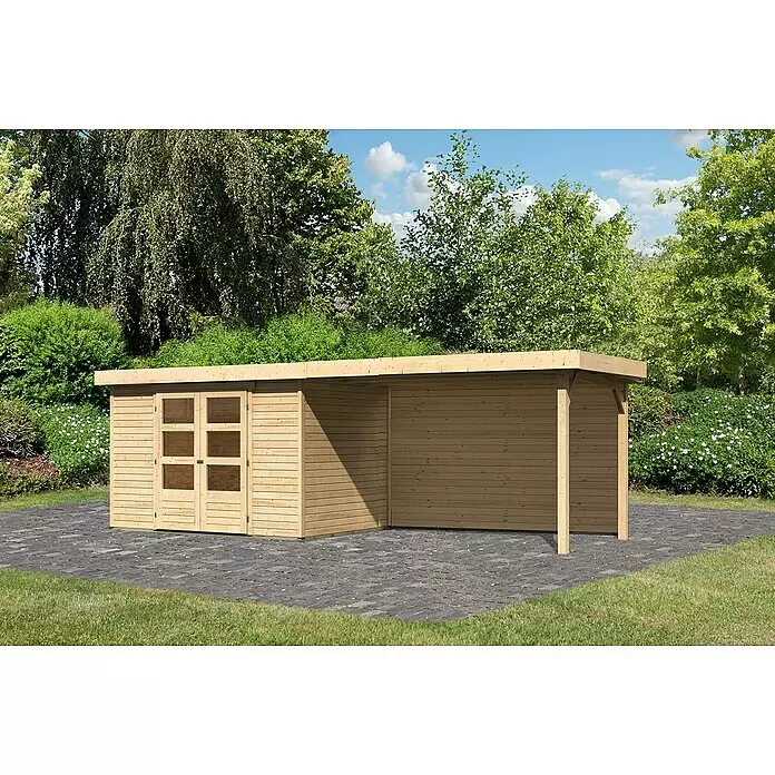 Karibu Gartenhaus Askola 4 - Außenmaß inkl. Dachüberstand (B x T): 591,5 x 238 cm, Holz, Natur, Mit Seitendach und Rückwand - Holzhütte mit Doppeltüren und integriertem Carport, auf einer gepflasterten Terrasse.