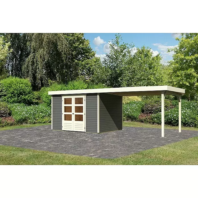 Karibu Gartenhaus Askola 5 - Außenmaß inkl. Dachüberstand (B x T): 591,5 x 262 cm, Holz, Terragrau, Mit Seitendach - Dunkelgraues Holzgartenhaus mit hellbeigen Türen und angebautem Carport auf gepflastertem Bereich im Garten.