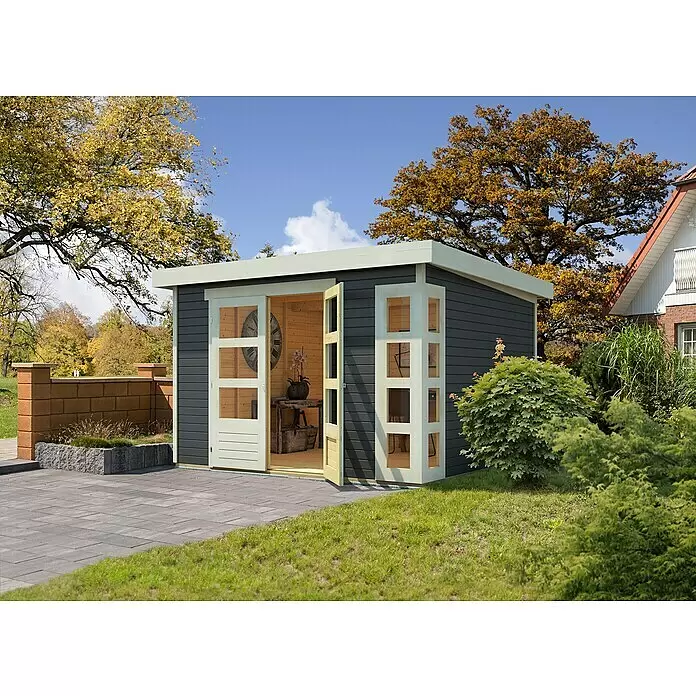 Karibu Gartenhaus Kerko 6 - Außenmaß inkl. Dachüberstand (B x T): 334 x 331 cm, Holz, Terragrau - Dunkelgraues Gartenhaus mit cremefarbenen Zierleisten und Eckfenstern, Doppeltüren offen zeigen Innenraum, auf gepflasterter Terrasse.