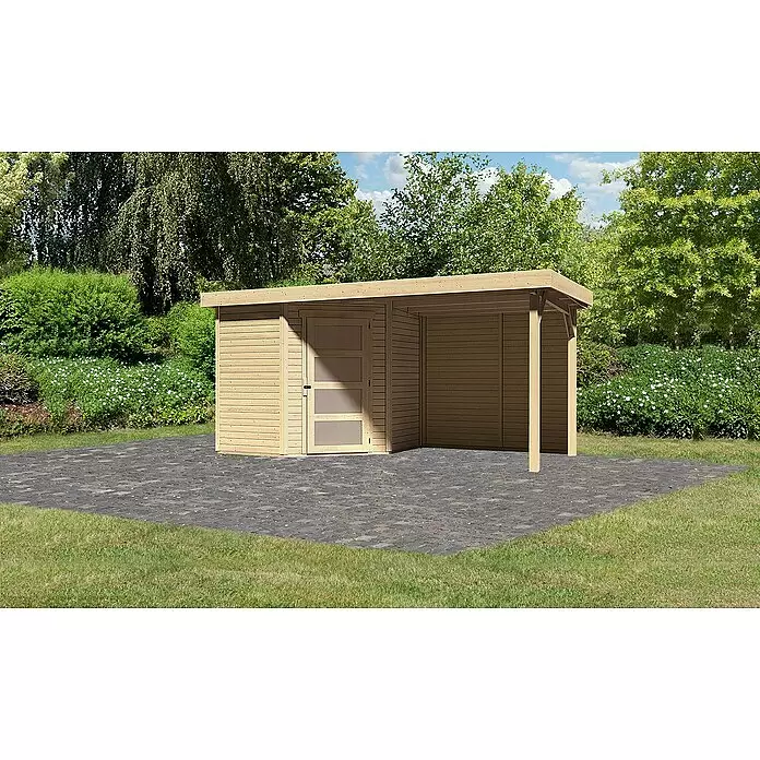 Karibu Gartenhaus Schwandorf 3 - Außenmaß inkl. Dachüberstand (B x T): 467 x 238 cm, Holz, Natur, Mit Seitendach und Rückwand - Helles Gartenhaus aus Holz mit angebautem überdachtem Carportbereich auf dunklem Pflaster im Garten.