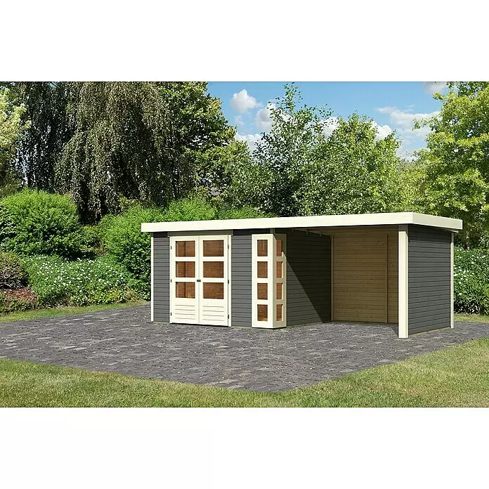 Karibu Gartenhaus Kerko 5 - Außenmaß inkl. Dachüberstand (B x T): 591,5 x 262 cm, Holz, Terragrau, Mit Seitendach, Rück- und Seitenwand - Modernes dunkelgraues Gartenhaus mit hellbeigen Türen und integriertem offenem Carport auf gepflastertem Bereich.