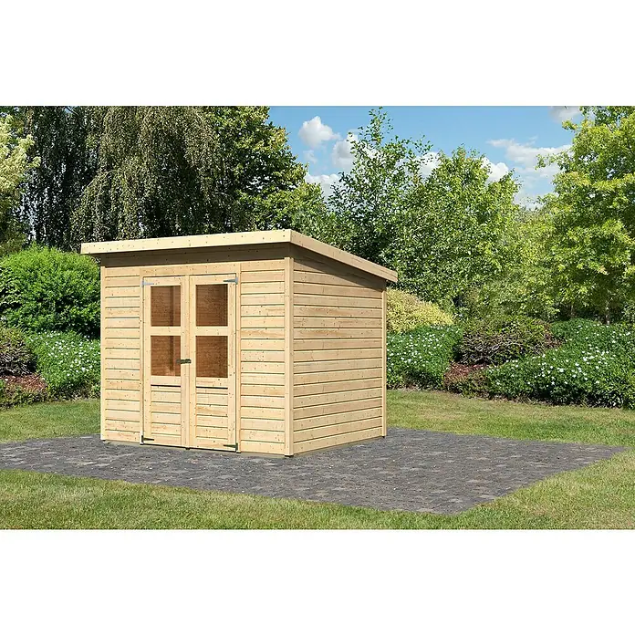 Karibu Gartenhaus Merseburg 5 - Außenmaß inkl. Dachüberstand (B x T): 265 x 236 cm, Holz, Natur, Ohne Seitendach - Abgebildeter Holzschuppen mit Doppeltür und Flachdach. Er steht auf einem gepflasterten Bereich inmitten eines grünen Gartens.
