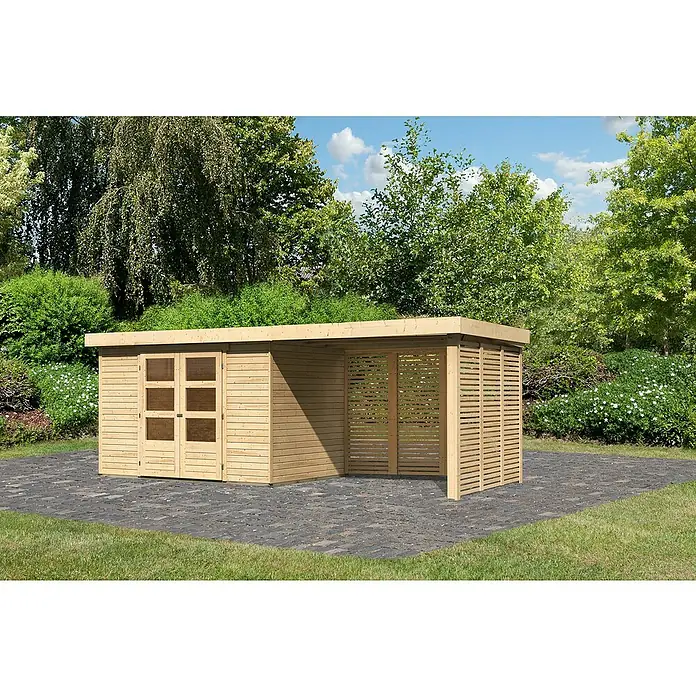 Karibu Gartenhaus Askola 4 - Außenmaß inkl. Dachüberstand (B x T): 591,5 x 238 cm, Holz, Natur, Mit Seitendach, Rück- und Seitenwand - Das Bild zeigt ein modernes Gartenhaus mit Holzwänden, Fenstern und einem überdachten Bereich auf einem gepflasterten Untergrund, umgeben von Grün.