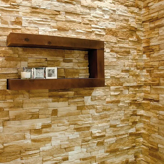 Esquina interior Petra Arena - 30 x 30 x 11 cm - Pared de piedra con estante de madera incorporado que exhibe una vela y fotos enmarcadas.