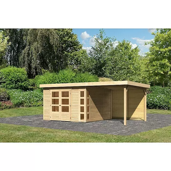 Karibu Gartenhaus Kerko 6 - Außenmaß inkl. Dachüberstand (B x T): 558 x 331 cm, Holz, Natur, Mit Seitendach und Rückwand - Gartenhaus aus Naturholz mit verglaster Doppeltür und angebautem offenem Carport, auf Pflaster in einem Garten.