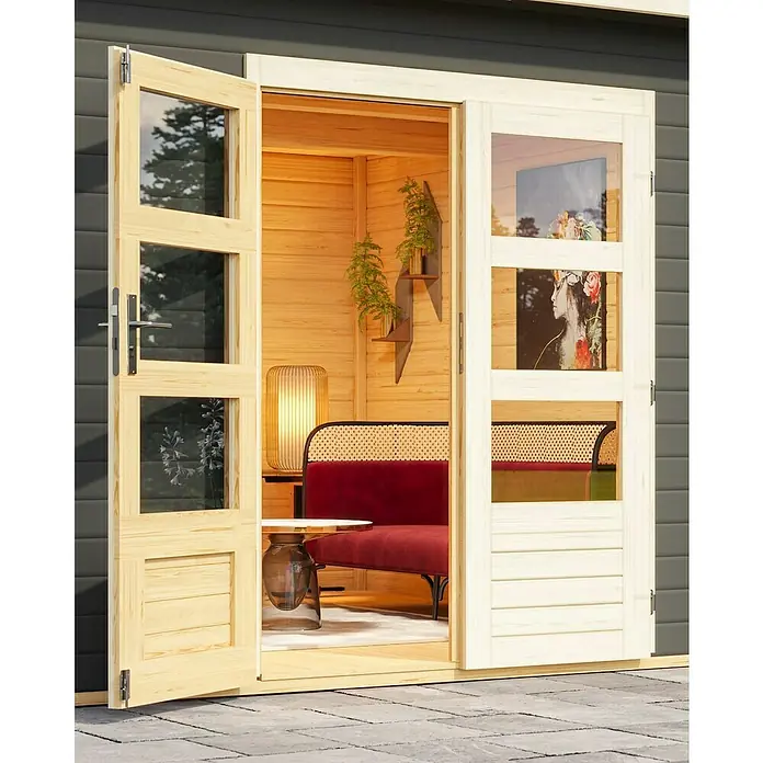 Karibu Gartenhaus Northeim 3Außenmaß inkl. Dachüberstand (B x T): 664 x 331,5 cm, Holz, Terragrau, Mit Seitendach - Einladende Gartenoase: Blick durch die offenen Holztüren auf ein gemütliches Interieur mit Sofa, Tisch und dekorativen Elementen.