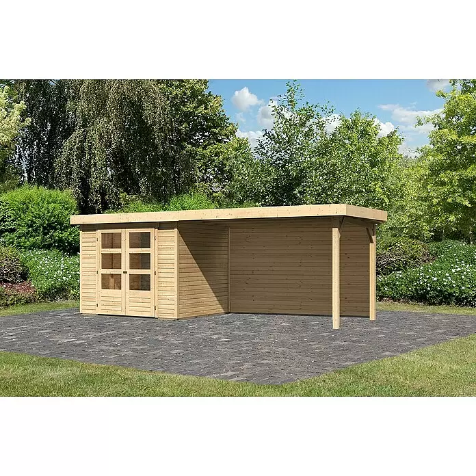 Karibu Gartenhaus Askola 3 - Außenmaß inkl. Dachüberstand (B x T): 528,5 x 238 cm, Holz, Natur, Mit Seitendach und Rückwand - Gartenhaus aus Naturholz mit Doppeltüren und integriertem offenem Carport auf dunkler Pflasterung, umgeben von Rasen und Bäumen.