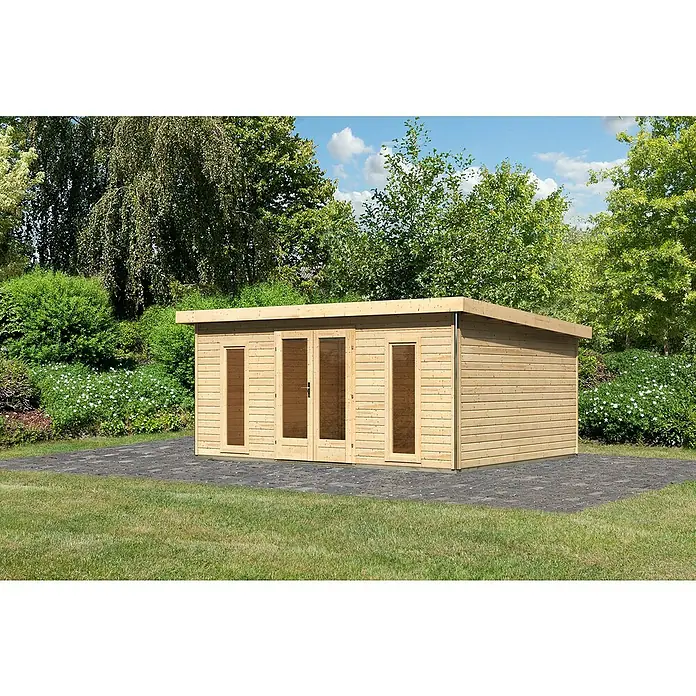 Karibu Gartenhaus Radeburg 4 - Außenmaß inkl. Dachüberstand (B x T): 528 x 393 cm, Holz, Natur - Eine moderne Holzgartenlaube mit Flachdach. Die Gartenlaube hat Glastüren und Fenster und steht auf einem gepflasterten Bereich in einem Garten.