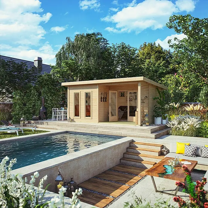 Karibu Gartenhaus Radeburg 5Außenmaß inkl. Dachüberstand (B x T): 560 x 422 cm, Holz, Natur - Ein modernes Gartenhaus aus Holz mit Flachdach, umgeben von einem Pool und üppiger Vegetation, bietet einen stilvollen Rückzugsort.