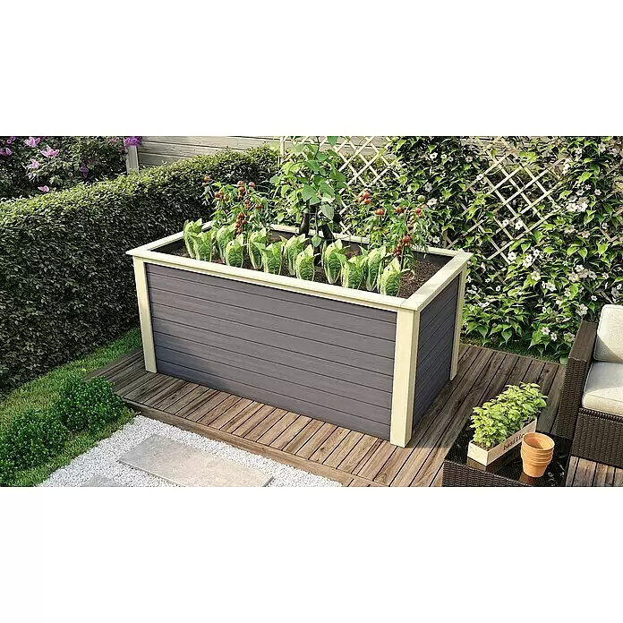Karibu Hochbeet 28 mm 2 - 88 x 244 x 92 cm, Holz, Terragrau - Ein dunkelgraues Hochbeet aus Holz mit heller Umrandung auf einem Deck, befüllt mit Erde und verschiedenen Gemüsesorten wie Salat, Tomaten und Auberginen.