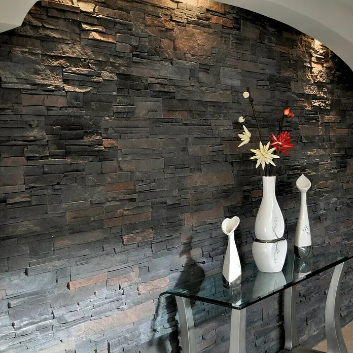 Revestimiento de piedra Petra Onix - Cantidad total: 4 pzs., Onix - Pared decorativa revestida de piedra combinada con elegantes jarrones blancos sobre una mesa de cristal, un diseño interior elegante.