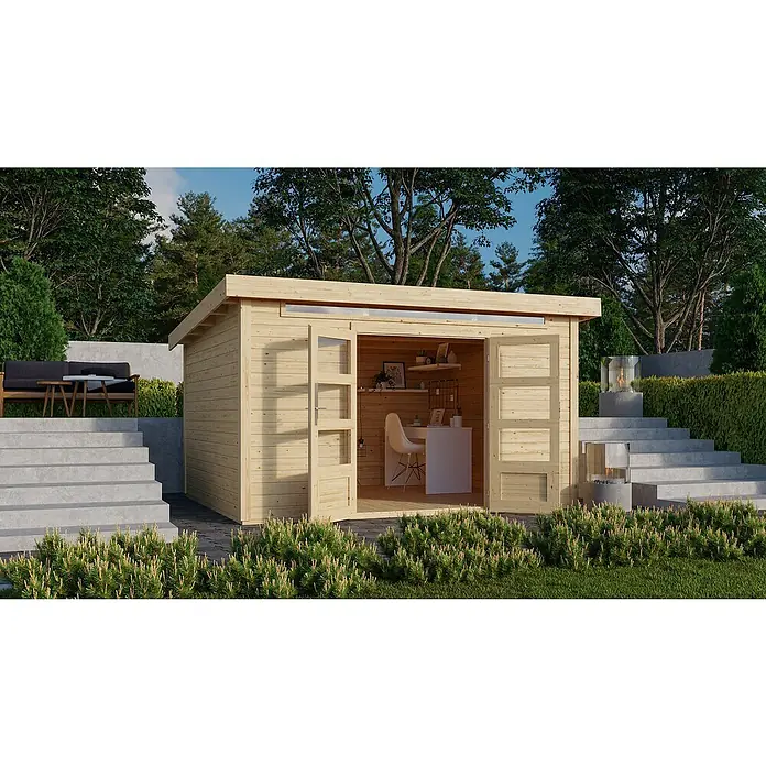 Karibu Gartenhaus Kandern 9Außenmaß inkl. Dachüberstand (B x T): 396 x 332 cm, Holz, Natur - Ein helles Holzgartenbüro mit geöffneten Doppeltüren und moderner Inneneinrichtung im Garten mit Treppe, Sitzbereich und Feuerstelle.