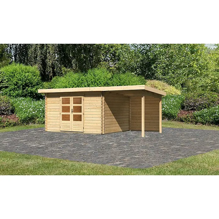 Karibu Gartenhaus Bastrup 7 - Außenmaß inkl. Dachüberstand (B x T): 574 x 333 cm, Holz, Natur, Mit Seitendach und Rückwand - Ein helles Holzgartenhaus mit Doppeltür und einem überdachten Bereich befindet sich auf einem gepflasterten Platz, umgeben von Grün.