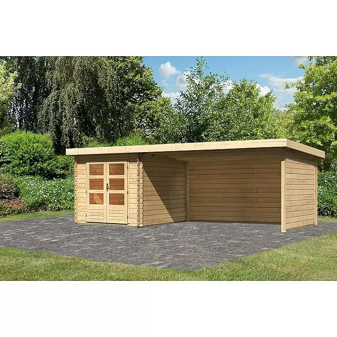 Karibu Gartenhaus Bastrup 4 - Außenmaß inkl. Dachüberstand (B x T): 654 x 333 cm, Holz, Natur, Mit Seitendach, Rück- und Seitenwand - Helles Gartenhaus aus Naturholz mit Doppeltür und angebautem Carport auf einer gepflasterten Terrasse im Garten.