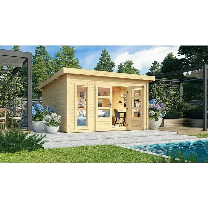 Karibu Gartenhaus Northeim 5 - Außenmaß inkl. Dachüberstand (B x T): 406 x 393 cm, Holz, Natur - Ein modernes Gartenbüro aus Holz mit großen Fenstern und einer offenen Tür, umgeben von üppigem Grün und einem Pool. Ideal für Homeoffice.