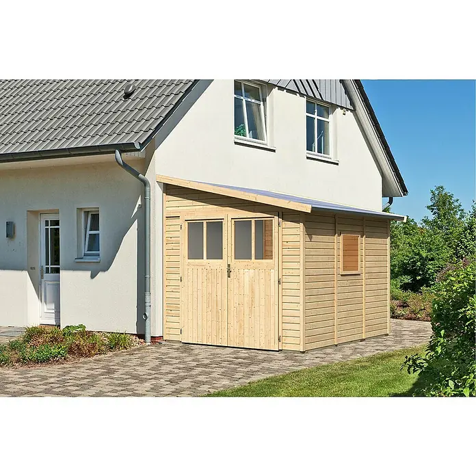 Karibu Gartenhaus Bomlitz 3 - Außenmaß inkl. Dachüberstand (B x T): 255 x 301 cm, Holz, Natur - Nahaufnahme eines Holzschuppens mit Doppeltüren und einem geneigten Dach, das an ein Haus mit weißen Wänden und einem grauen Ziegeldach angebaut ist.