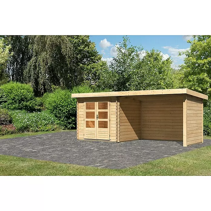 Karibu Gartenhaus Bastrup 2 - Außenmaß inkl. Dachüberstand (B x T): 554 x 273 cm, Holz, Natur, Mit Seitendach, Rück- und Seitenwand - Helles Gartenhaus aus Holz mit Doppeltüren und angebautem offenem Carport auf gepflasterter Fläche.