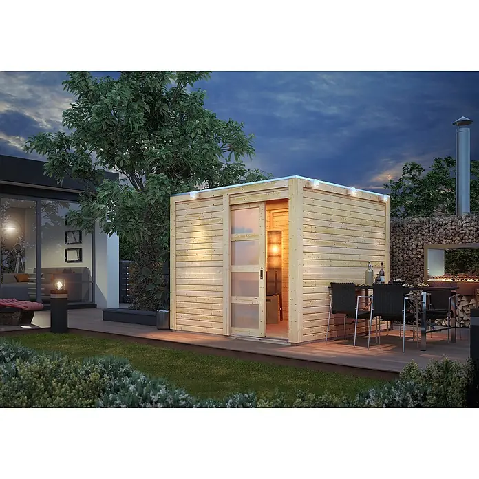 Karibu Gartenhaus Qubic 1 - Außenmaß inkl. Dachüberstand (B x T): 246 x 246 cm, Holz, Natur - Das Bild zeigt ein modernes Gartenhaus mit Schiebetür, umgeben von Grünflächen und einem Essbereich im Freien.