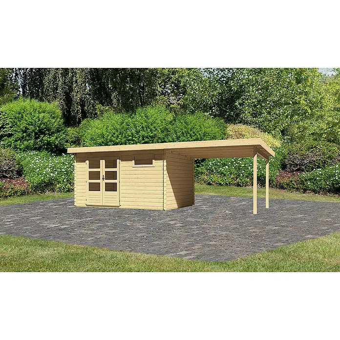 Karibu Gartenhaus Bastrup 8 - Außenmaß inkl. Dachüberstand (B x T): 704 x 333 cm, Holz, Natur, Mit Seitendach - Eine Blockhütte mit überdachtem Bereich steht auf einer gepflasterten Fläche im Garten. Ideal für Geräte oder als Unterstand.