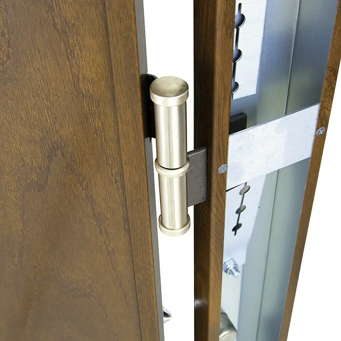SegureStil Puerta de entrada exterior V500CC Serie V - 90 x 207 cm, Izquierda, Nogal, Acorazada - Vista detallada de una puerta de seguridad robusta con una bisagra resistente y una construcción reforzada que garantiza seguridad y durabilidad.