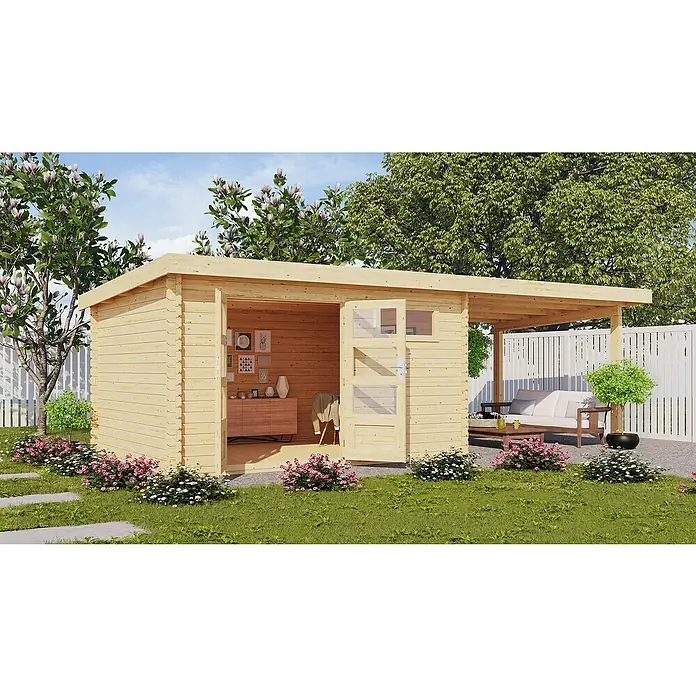 Karibu Gartenhaus Bastrup 8 - Außenmaß inkl. Dachüberstand (B x T): 704 x 333 cm, Holz, Natur, Mit Seitendach - Ein helles Holzgartenhaus mit offen stehenden Türen und überdachtem Terrassenbereich, umgeben von Blumen und Grün.