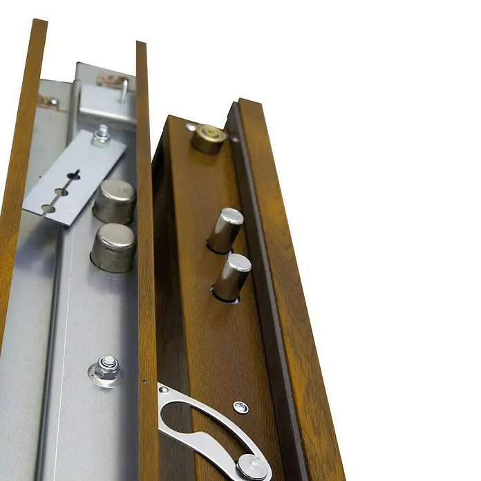 SegureStil Puerta de entrada exterior V500CC Serie V - 90 x 207 cm, Izquierda, Nogal, Acorazada - Primer plano de un sistema de cierre multipunto en una puerta de madera, destacando las características de seguridad.