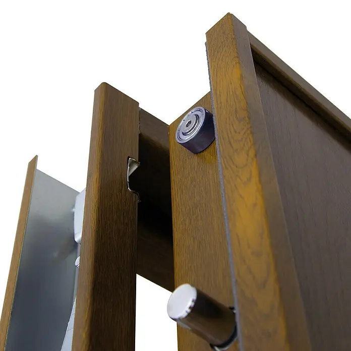 SegureStil Puerta de entrada exterior V500CC Serie V - 90 x 207 cm, Derecha, Nogal, Acorazada - Vista detallada de una puerta de madera con elementos metálicos, resaltando su construcción y diseño.