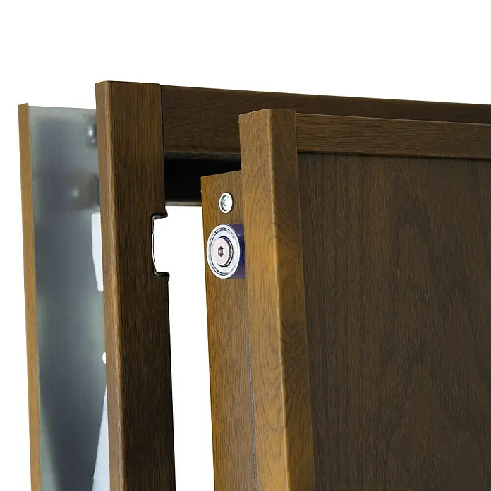 SegureStil Puerta de entrada exterior V500CC Serie V - 90 x 207 cm, Izquierda, Nogal, Acorazada - Primer plano de un sistema de puerta corredera marrón con marco de madera y elementos metálicos, ideal para interiores modernos.