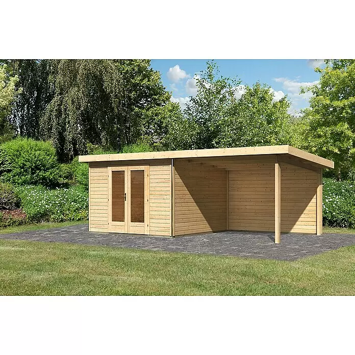 Karibu Gartenhaus Radeburg 1 - Außenmaß inkl. Dachüberstand (B x T): 664 x 331,5 cm, Holz, Natur, Mit Seitendach und Rückwand - Helles Holzgartenhaus mit Doppeltüren und angeschlossenem offenem Anbau, auf einer Terrasse in einer üppigen Gartenumgebung.