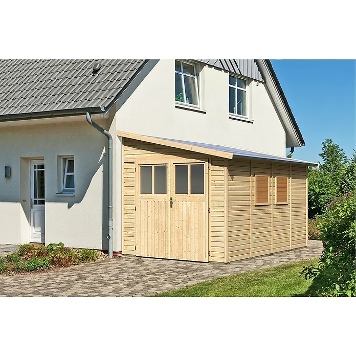 Karibu Gartenhaus Bomlitz 4 - Außenmaß inkl. Dachüberstand (B x T): 255 x 388 cm, Holz, Natur - Ein geräumiger Holzschuppen mit Doppeltüren und seitlichen Fenstern, an ein Haus angebaut. Ideal für die Gartenaufbewahrung.