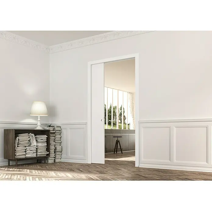 Eclisse Estructura de puerta corredera para pared de placa de yeso laminado - 90 x 202 cm, Acero - Un marco de puerta corredera blanco se integra perfectamente en un diseño de habitación luminoso y elegante con una librería y parqué.