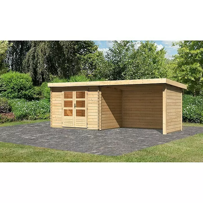 Karibu Gartenhaus Bastrup 3 - Außenmaß inkl. Dachüberstand (B x T): 614 x 273 cm, Holz, Natur, Mit Seitendach, Rück- und Seitenwand - Helles Holzgartenhaus mit Doppeltüren und integriertem Carport auf gepflasterter Terrasse im Garten.
