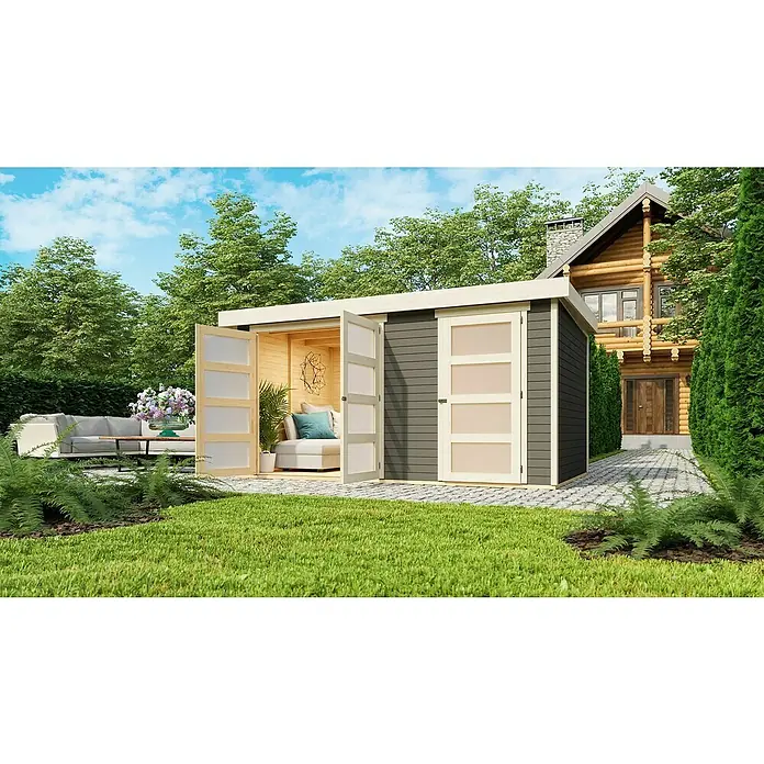 Karibu Gartenhaus Mühlentrup 2Außenmaß inkl. Dachüberstand (B x T): 428 x 310 cm, Holz, Terragrau - Das Bild zeigt ein modernes Gartenhaus mit geöffneten Glastüren und einer gemütlichen Lounge-Ecke im Inneren, umgeben von einem gepflegten Garten.