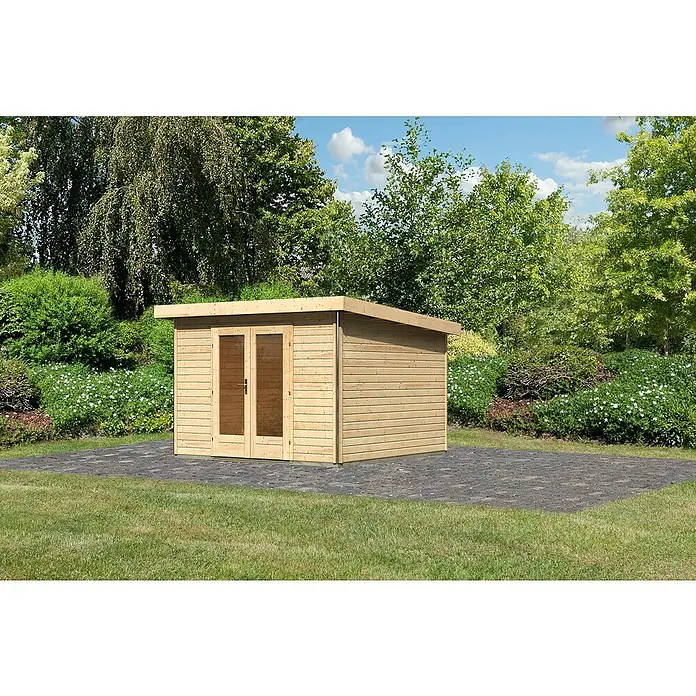 Karibu Gartenhaus Radeburg 1 - Außenmaß inkl. Dachüberstand (B x T): 346 x 331,5 cm, Holz, Natur - Dieses Bild zeigt ein modernes Gartenhaus mit Flachdach, umgeben von Grün. Das Haus ist aus hellem Holz und verfügt über Doppeltüren.