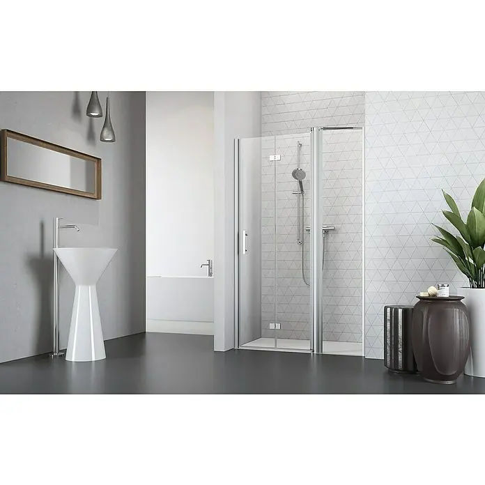 Camargue Vario Nischendusche S54+S15+S9 - 140 x 195 cm, Beschichtet, Silber, 6 mm - Ein modernes Badezimmer mit einer eleganten Duschkabine, einem freistehenden Waschbecken und stilvollen Akzenten. Die Duschkabine ist ein Blickfang.