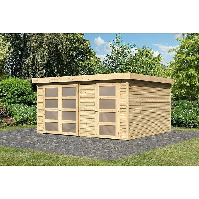 Karibu Gartenhaus Mühlentrup 3Außenmaß inkl. Dachüberstand (B x T): 428 x 351,5 cm, Holz, Natur - Hölzerner Geräteschuppen mit modernen Glastüren und flachem Dach, ideal für die Gartenaufbewahrung. Er präsentiert sich auf einer gepflasterten Fläche.