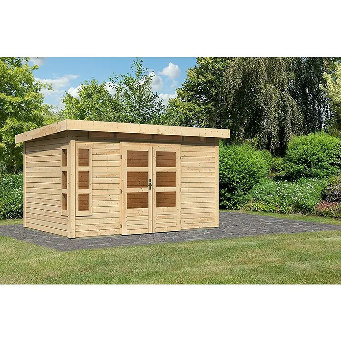 Karibu Gartenhaus Kastorf 7 - Außenmaß inkl. Dachüberstand (B x T): 396 x 273 cm, Holz, Natur - Ein modernes Holzgartenhaus mit Doppeltür und seitlichem Fenster steht auf gepflastertem Untergrund, umgeben von Grün.