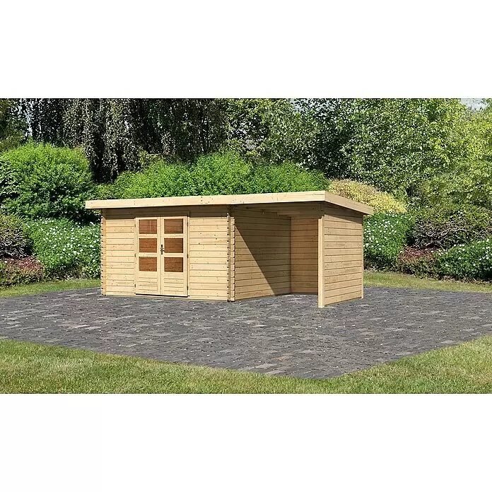 Karibu Gartenhaus Bastrup 7 - Außenmaß inkl. Dachüberstand (B x T): 574,5 x 333 cm, Holz, Natur, Mit Seitendach, Rück- und Seitenwand - Helles Gartenhaus aus Holz mit Doppeltür und integriertem offenem Lagerbereich, auf einer gepflasterten Terrasse im Garten.