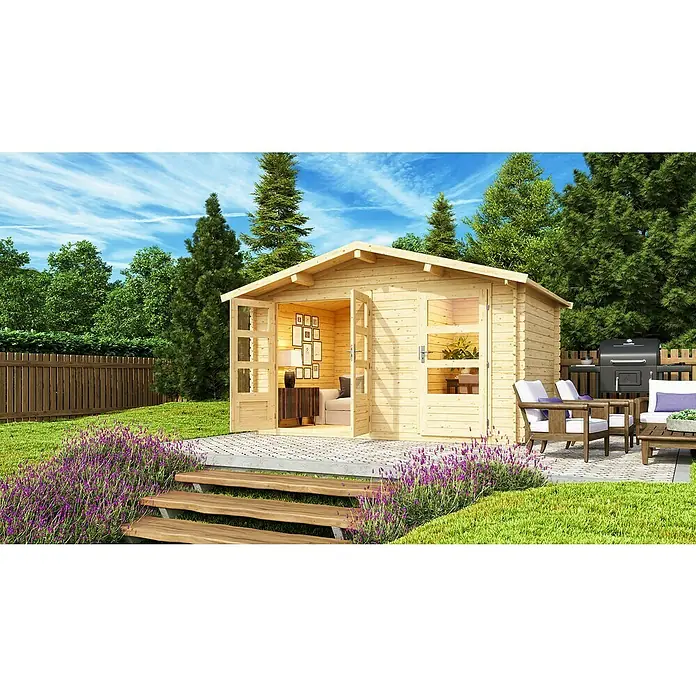 Karibu Gartenhaus Radur 0 - Außenmaß inkl. Dachüberstand (B x T): 406 x 312 cm, Holz, Natur - Ein helles Holzgartenhaus mit offenen Türen, umgeben von üppigem Grün und einem einladenden Sitzbereich im Freien für entspannte Stunden.