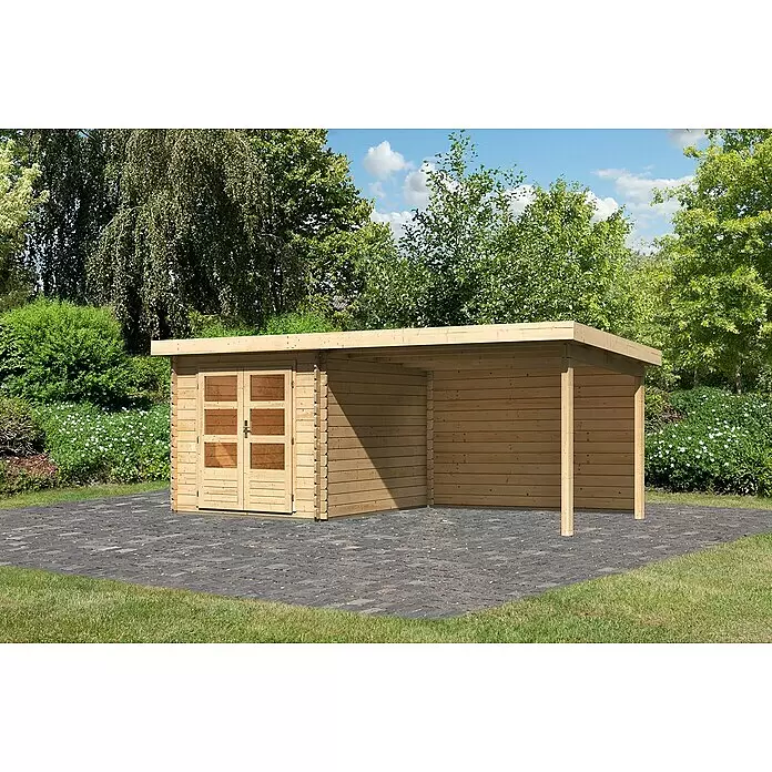Karibu Gartenhaus Bastrup 4 - Außenmaß inkl. Dachüberstand (B x T): 554 x 333 cm, Holz, Natur, Mit Seitendach und Rückwand - Gartenhaus aus hellem Holz mit angebautem Carport auf einer gepflasterten Terrasse.